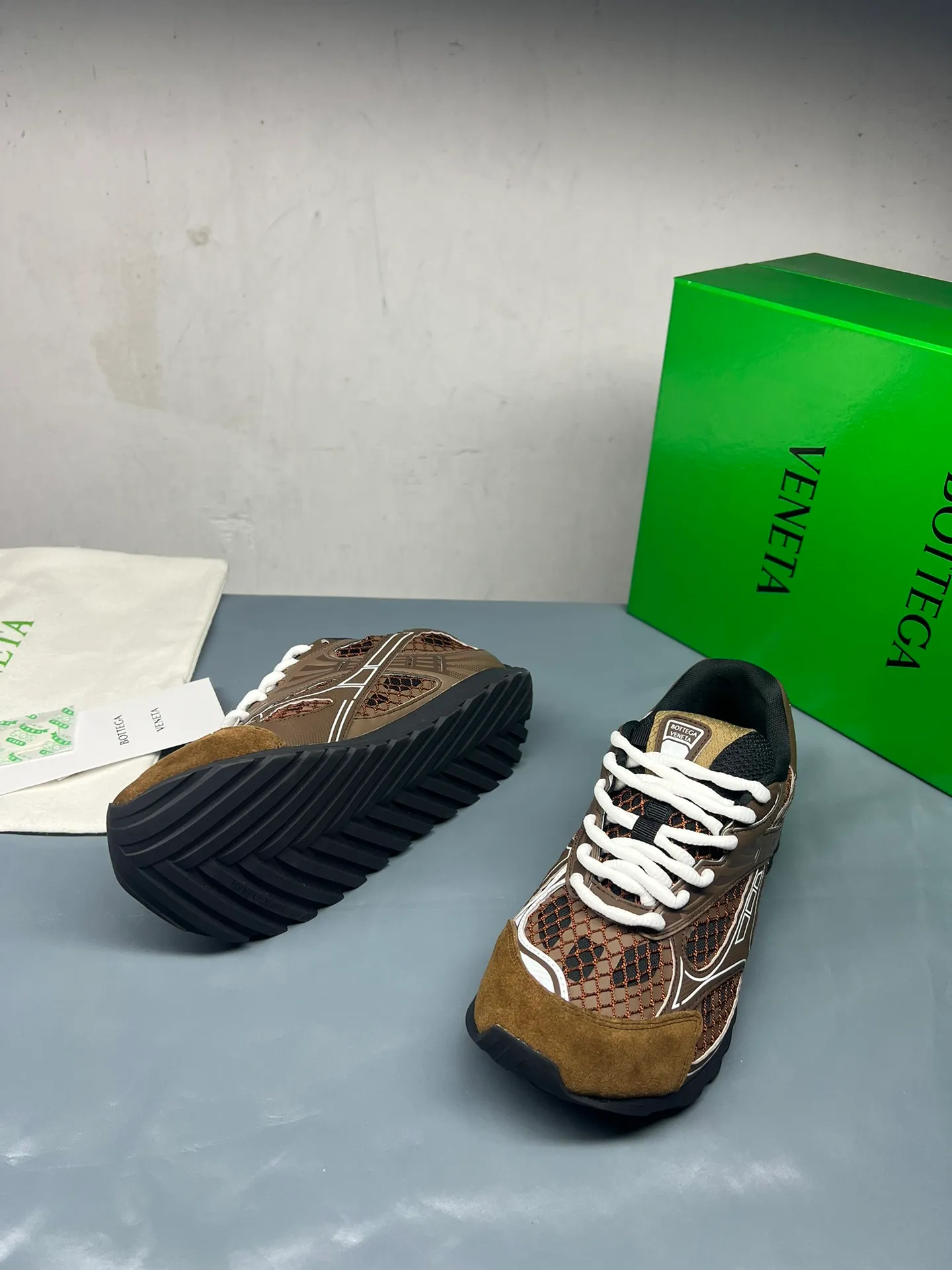 👟👟Ex-factory price 600👟👟 Men's size +10 Real photos 🔥🔥BV Orbit sneakers Wang Yibo's same style couple's dad shoes Runner sneakers, made of lightweight technical mesh fabric. Matched with geometric pattern designed rubber outsole, Wang Zha series high version. Look for the package technology. It is actually a lot taller, but the legs are still slim. Very nice, playable and durable. Matched to the standard💯 Package shoe technology. Look for the high version. The outsole is made of color-blocked TPU outsole. Women's model 35 36 37 38 39 40 41 42 (40 41 42 43 44 45 customized) (Customer logo can be accepted without refund or exchange at a favorable price) Equipped with original packaging